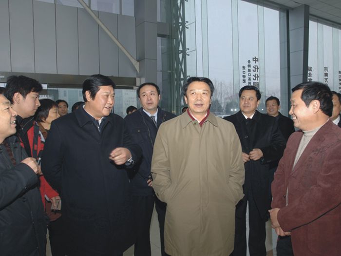時任中華全國供銷合作總社黨組書記王君（前排右二）到萬莊集團調(diào)研