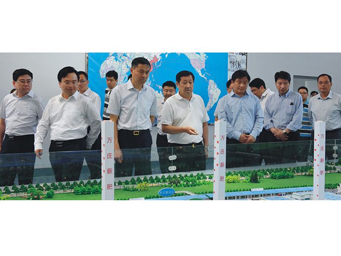 安陽市委書記李公樂（左三）上任伊始即赴萬莊調(diào)研
