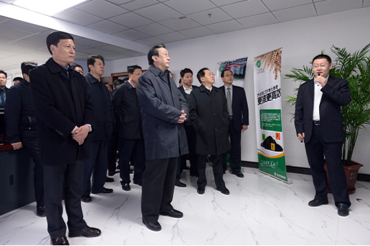 時任河南省省委書記郭庚茂（前排左二）、省長謝伏瞻（前排左一）蒞臨萬莊集團指導工作